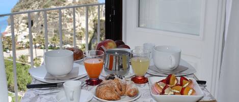 Sudah termasuk sarapan prasmanan setiap hari