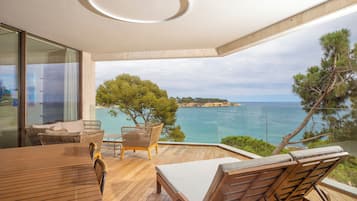 Three-Bedroom Apartment with a patio with Sea View | Terrace/patio