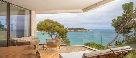 Three-Bedroom Apartment with a patio with Sea View | Terrass/Patio