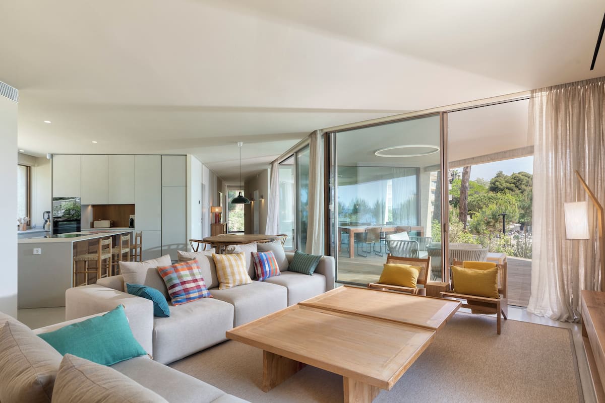 Luxury Apartment | Living area | Smart TV, Netflix, streaming services