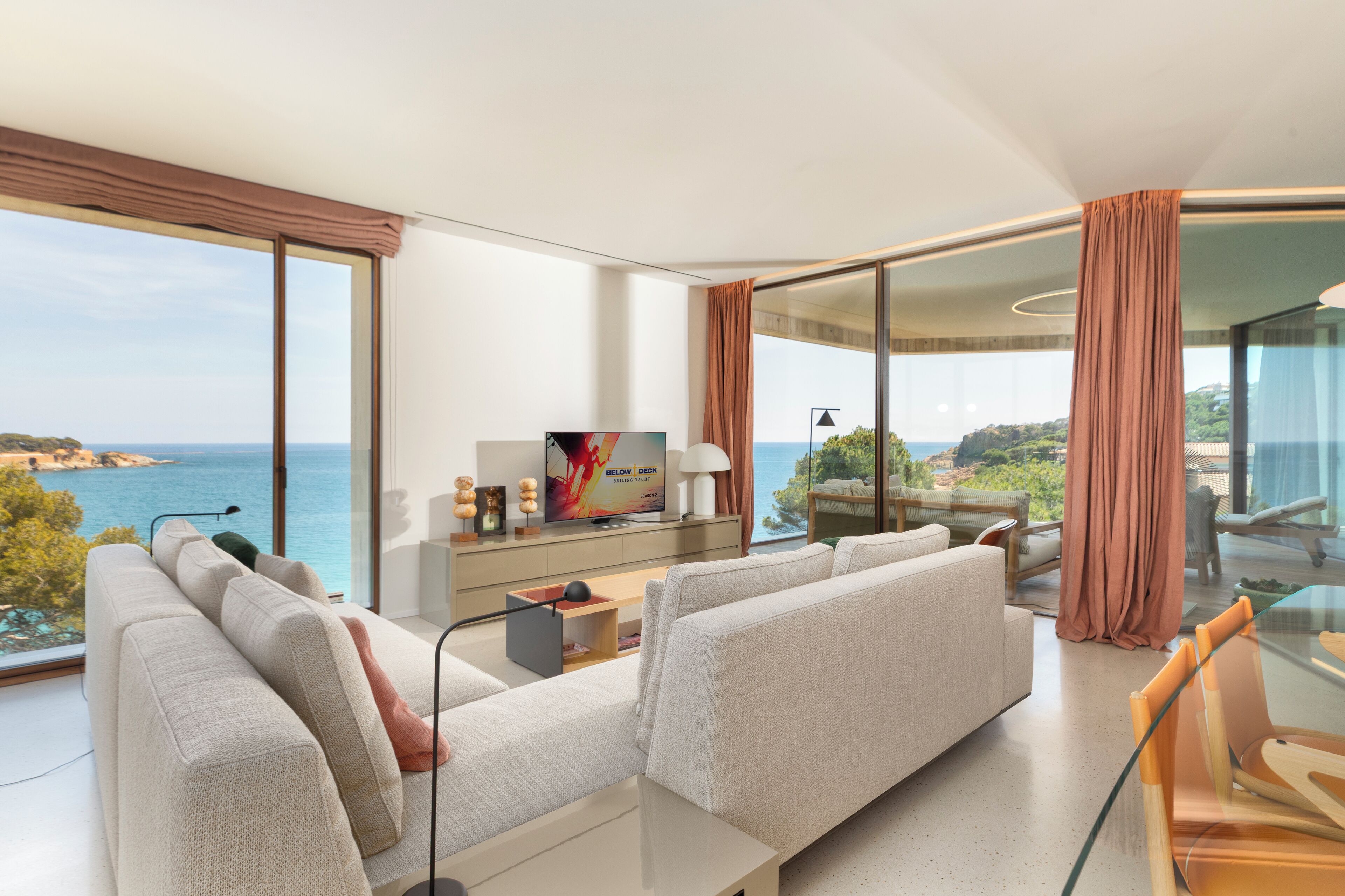 Two-Bedroom Apartment with Balcony and Sea View | Área de estar | Smart TV, Netflix, serviços de streaming