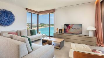 Two-Bedroom Apartment with Balcony and Sea View | Woonruimte | Een smart-tv, Netflix en streamingdiensten