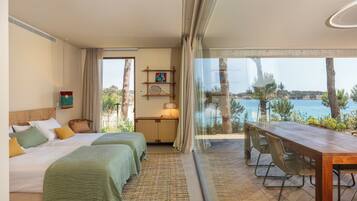 Three-Bedroom Apartment with Balcony and Sea View | Ropa de cama de alta calidad, cortinas opacas, sistema de insonorización