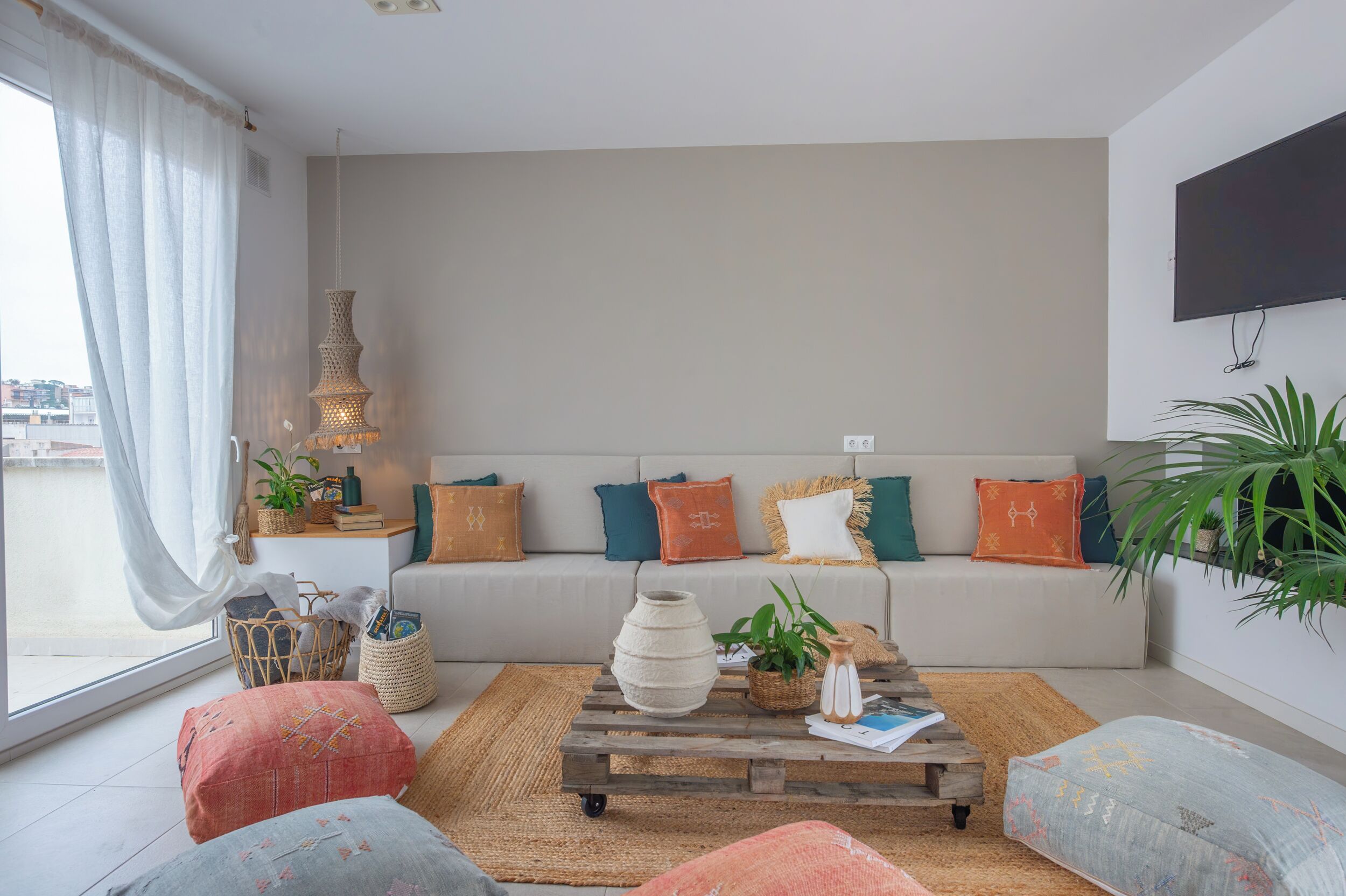 Ein modernes Wohnzimmer mit einer Couch, einem Couchtisch und verschiedenen Dekorationselementen.