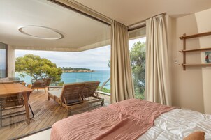 Three-Bedroom Apartment with a patio with Sea View | 露台