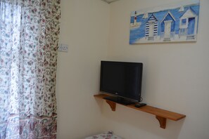 بديكورات فريدة لكل غرفة وطراز فريد لكل وحدة وستائر تعتيم ومكواة/لوح كي