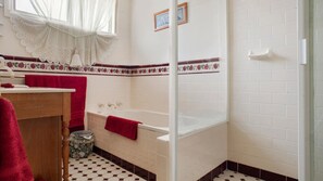 Bathtub, hair dryer, towels - Blue Mountains National Park Valley Views (WENTWORTH FALLS)