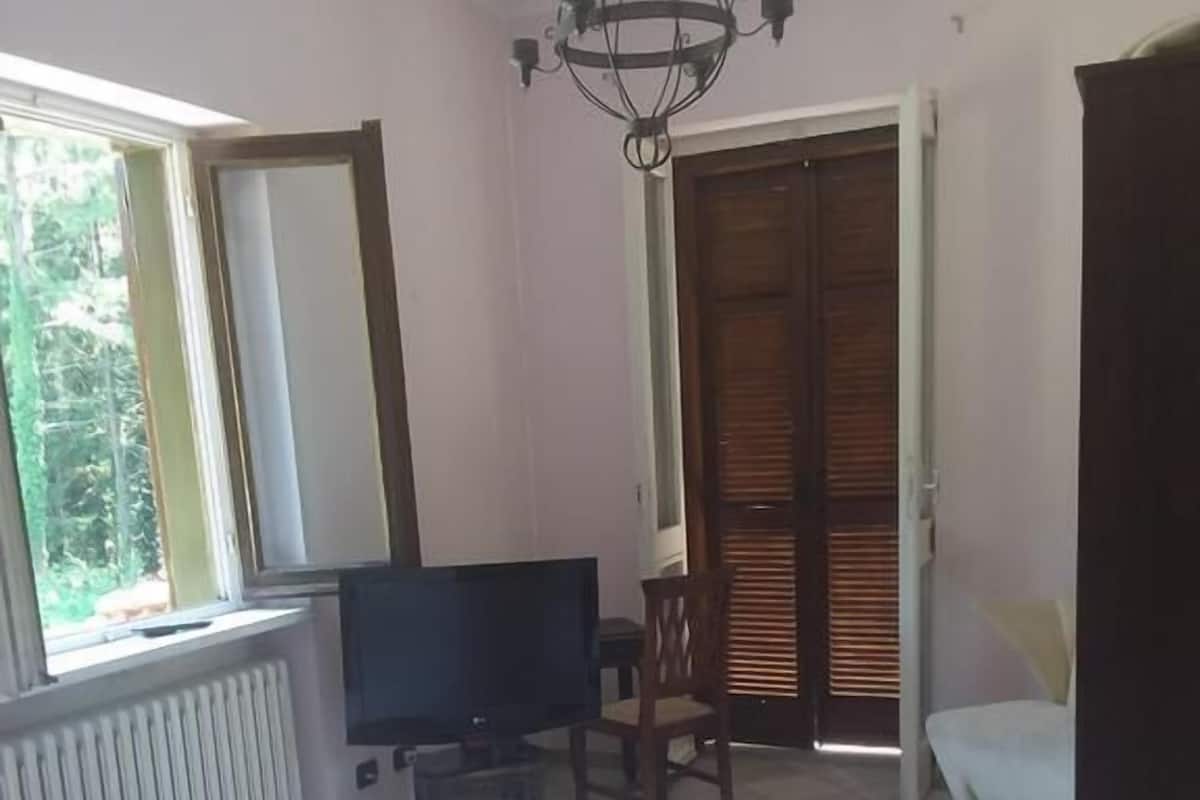 Single Room | Iron/ironing board (on request), WiFi (free), bed sheets