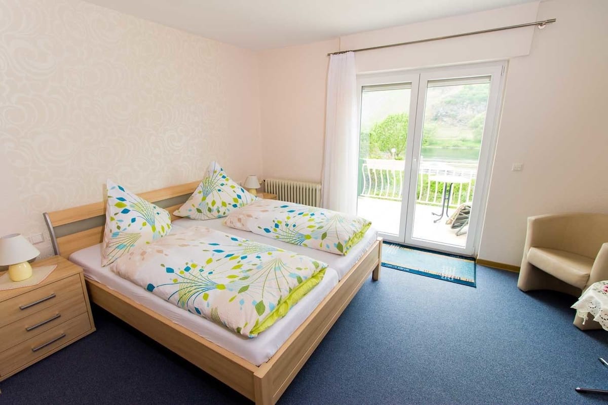 Double Room, Balcony | Iron/ironing board, free cribs/infant beds, rollaway beds, free WiFi