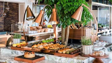 Daily buffet breakfast (CNY 288 per person)