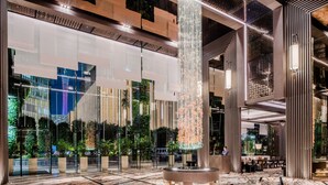 A modern lobby with a marble floor, a central fountain, and a reception desk. - Jumeirah Guangzhou (Guangzhou)