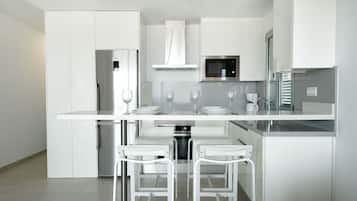 Full-sized fridge, microwave, stovetop, dishwasher