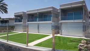 Een modern gebouw met meerdere balkons en grote ramen.