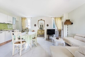 Appartamento, 2 camere da letto, patio | Area soggiorno | TV a schermo piatto