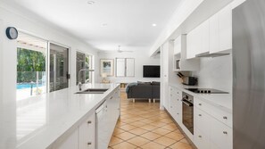 Frigorífico, microondas, horno y placa de cocina