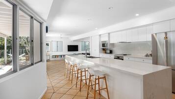 Køleskab, mikrobølgeovn, ovn, kogeplade