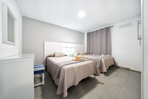 Apartment, 2 Schlafzimmer, Balkon, Meerblick | 2 Schlafzimmer, kostenlose Babybetten, kostenloses WLAN, Bettwäsche