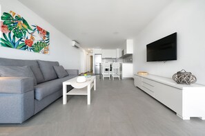 Apartment, 2 Schlafzimmer, Balkon, Meerblick | Wohnbereich | Flachbildfernseher