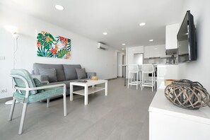 Apartment, 2 Schlafzimmer, Balkon, Meerblick | Wohnbereich | Flachbildfernseher