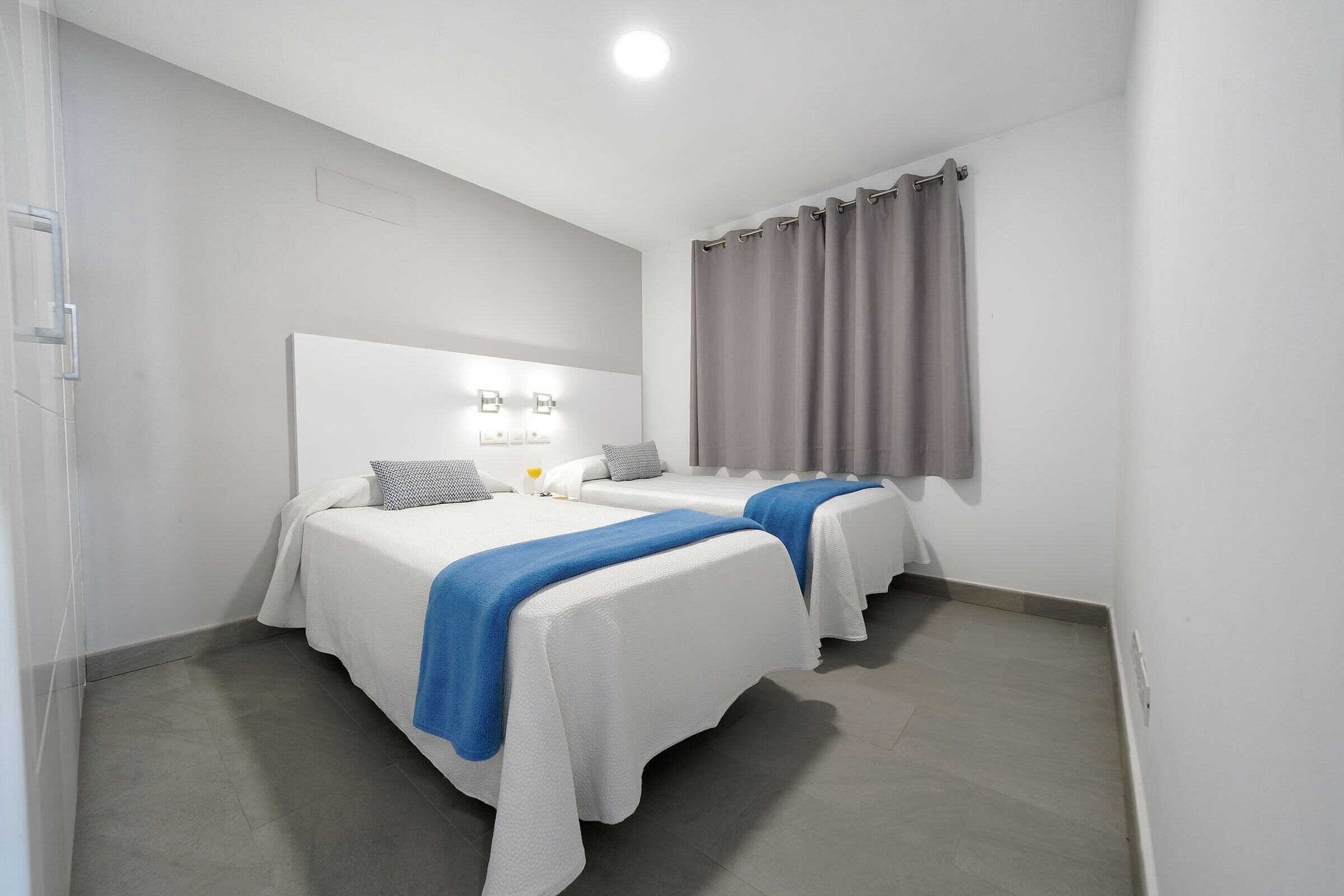 Apartamento, 2 quartos, sacada, vista para o oceano | 2 quartos, berços grátis, Wi-Fi de cortesia, roupa de cama
