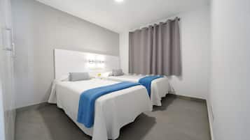 Apartamento, 2 quartos, sacada, vista para o oceano | 2 quartos, berços grátis, Wi-Fi de cortesia, roupa de cama