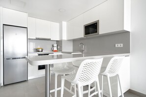 Apartment, 2 Bedrooms, Balcony, Ocean View | Private kitchen | Full-size fridge, microwave, oven, stovetop - Apartamentos Los Papagayos (San Bartolomé de Tirajana)