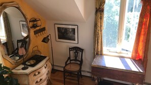 Design Double Room | WiFi (free), individually decorated, individually furnished, bed sheets - The Little B&B in Aquinnah (Aquinnah)