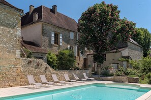 Deluxe huis, en-suite badkamer, uitzicht op park (piscine sécurisée, verger) | Buitenzwembad | Een buitenzwembad en ligstoelen