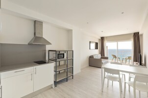 Apartamento dos dormitorios vista mar y aire acondicionado | Oturma alanı | Düz ekran televizyon 