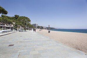 Di pantai dan 8 bar pantai