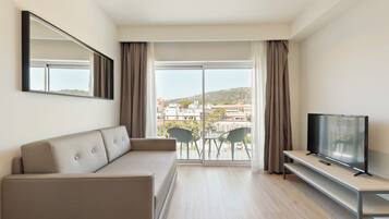 Apartamento vista montaña y aire acondicionado | Área de sala de estar | Televisión de pantalla plana