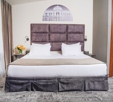 Standard Double or Twin Room, Balcony | Bar mini, peti besi dalam bilik, meja, ruang kerja komputer riba 