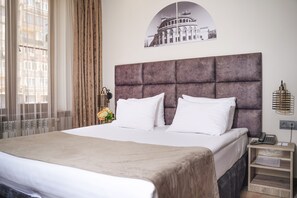 Standard-Doppel- oder -Zweibettzimmer | Minibar, Zimmersafe, Schreibtisch, laptopgeeigneter Arbeitsplatz