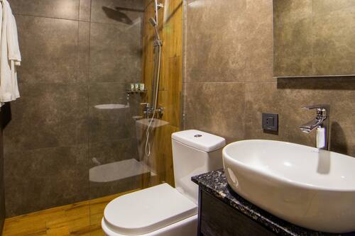 Douche, articles de toilette gratuits, sèche-cheveux, chaussons