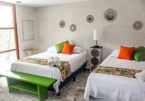 Chambre Quadruple Supérieure, 2 lits doubles, réfrigérateur et four à micro-ondes, côté jardin