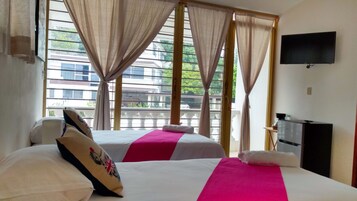 家庭套房, 2 间卧室, 冰箱和微波炉, 花园景观 | 露台