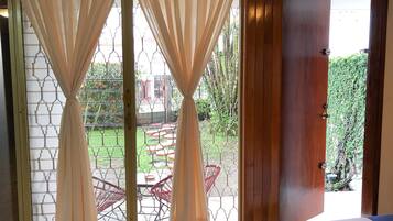 Habitación cuádruple superior, 2 camas matrimoniales, refrigerador y microondas | Terraza o patio