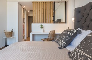 Bộ đồ giường cao cấp, nệm Tempur-Pedic, két bảo mật tại phòng 