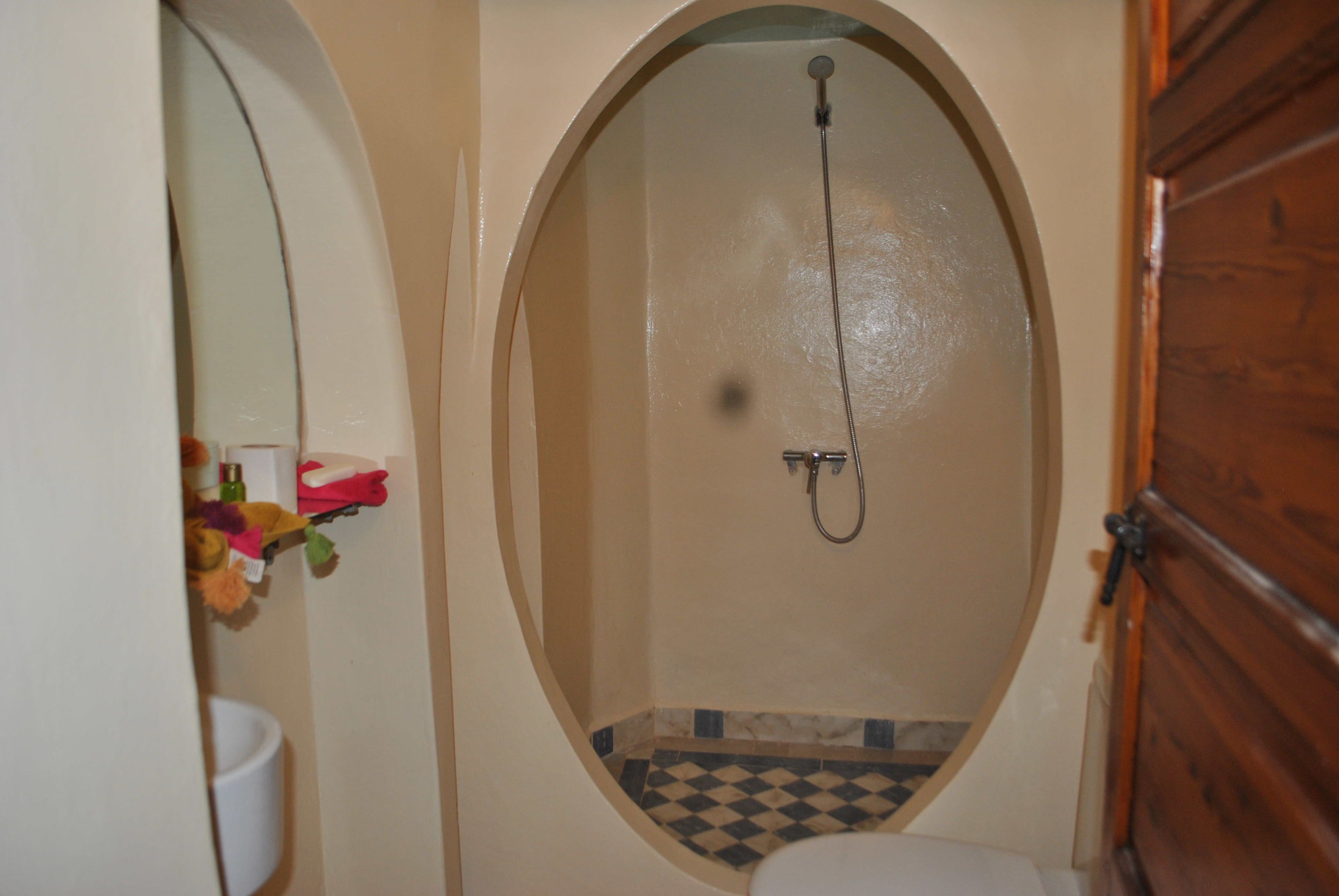Une salle de bain avec une douche, des toilettes et un lavabo.