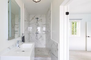 Hair dryer, shampoo - Villa Imagine (Prospect)