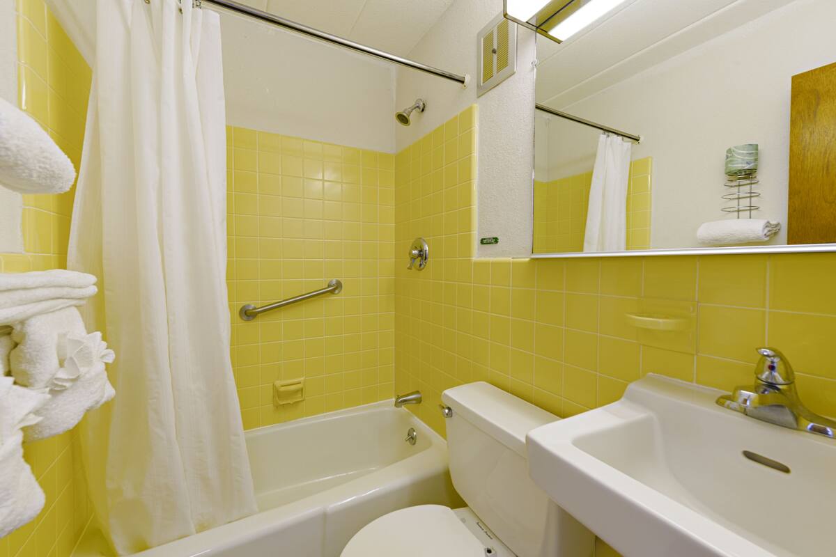 deluxe suite | bathroom | combined shower/bathtub, towels