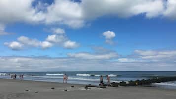 Playa en los alrededores y playa de arena blanca