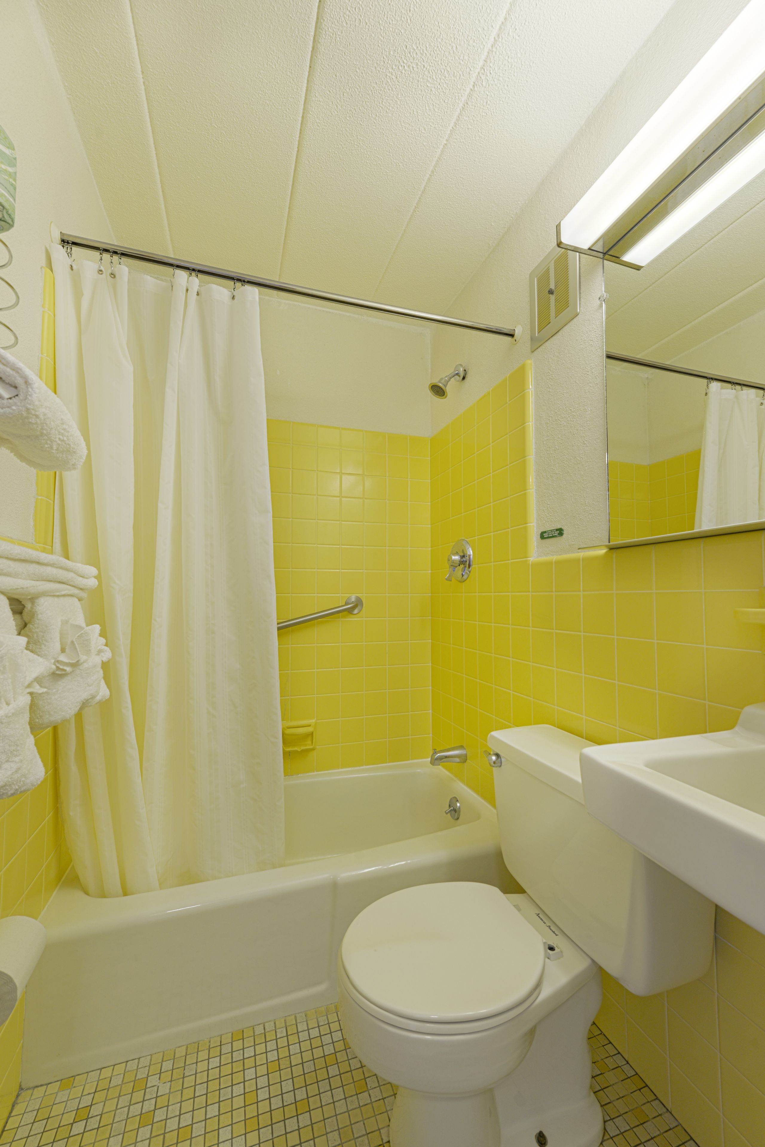 combined shower/bathtub, towels