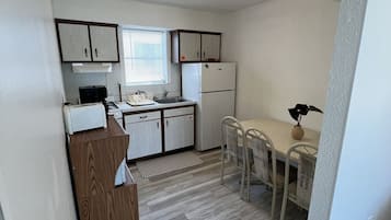 Deluxe Suite | Private kitchen | Full-size fridge, microwave, stovetop