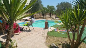 Piscina stagionale all'aperto, ombrelloni da piscina, lettini