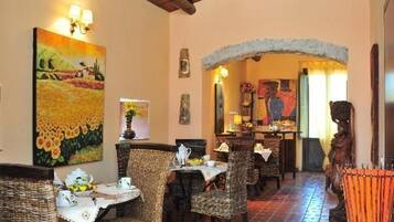 Aperto a colazione, pranzo e cena, cucina italiana