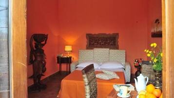 Una scrivania, culle/letti per bambini (gratuiti), lenzuola