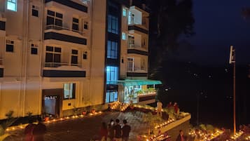 Mặt tiền nơi lưu trú - ban đêm