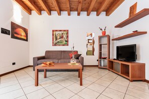 Appartamento, 1 camera da letto, patio | Area soggiorno | TV a schermo piatto