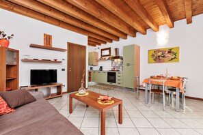Appartement, 1 chambre, patio | Coin séjour